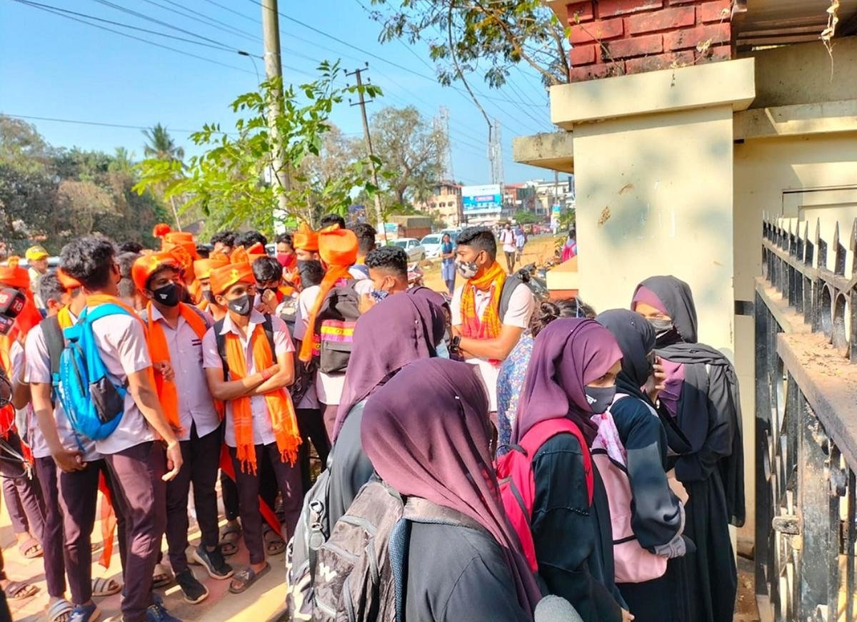 Karnataka : Haveri School Sees Hijab and Saffron Shawl Issue.